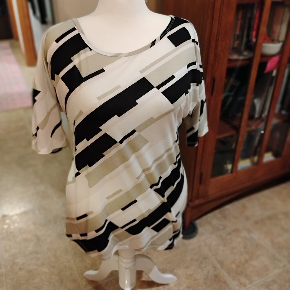 LulaRoe Lynnae shirt size XL